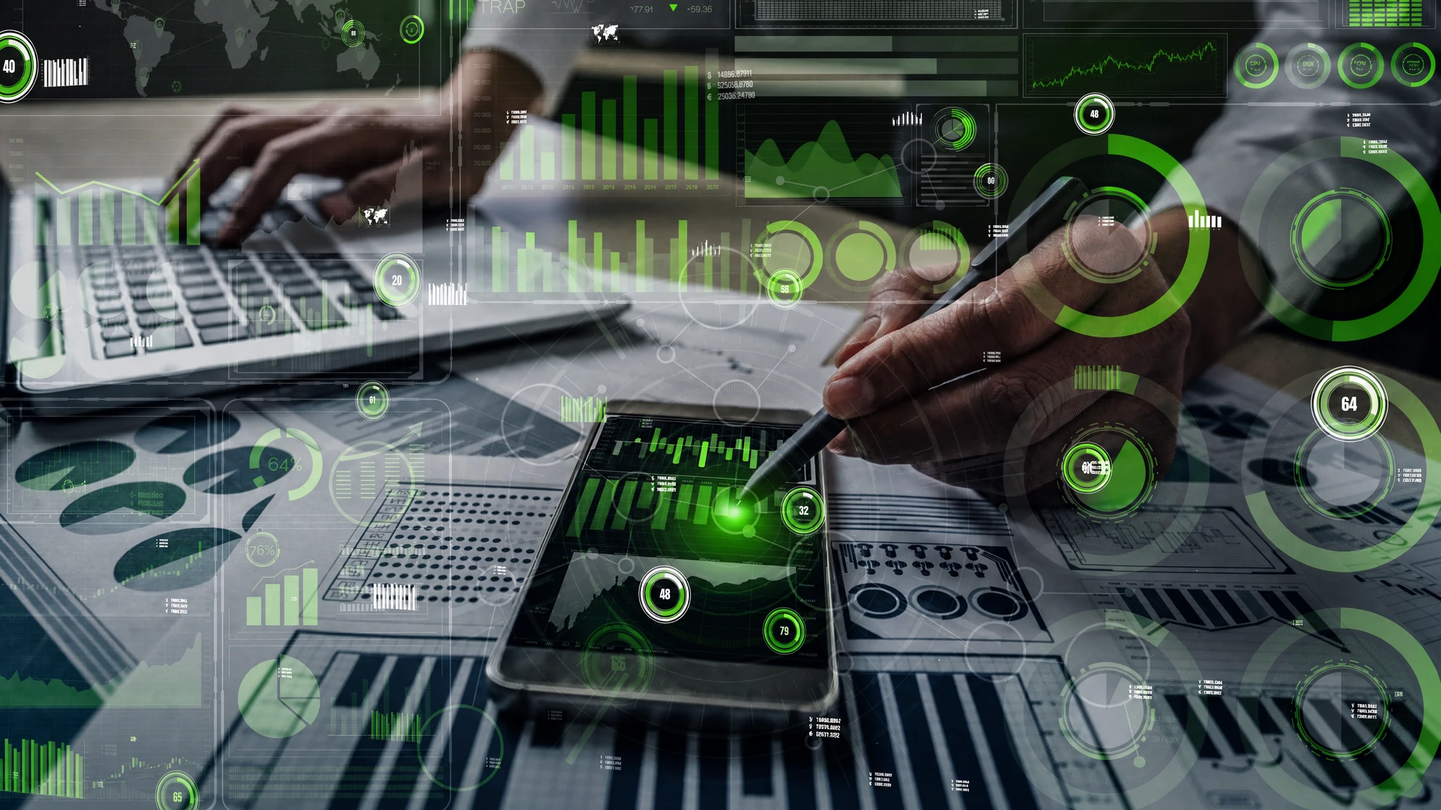 Bureau moderne avec professionnel analysant des données financières